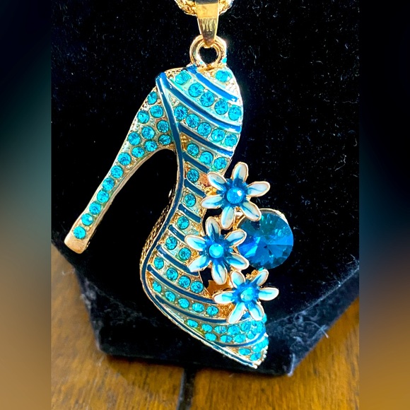 NWT “Betsey Johnson Blue Shoe Necklace” - Picture 5 of 8
